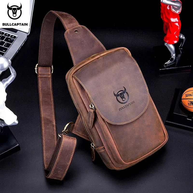 Bolsa de Peito Masculina em Couro Crazy Horse, Marrom